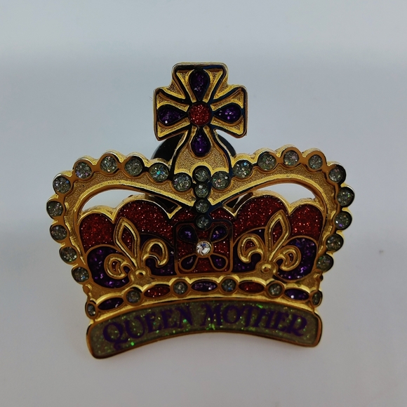 Set of 3 Red Hat Society Queen Pins Brooches LOT J14 - Picture 9 of 12